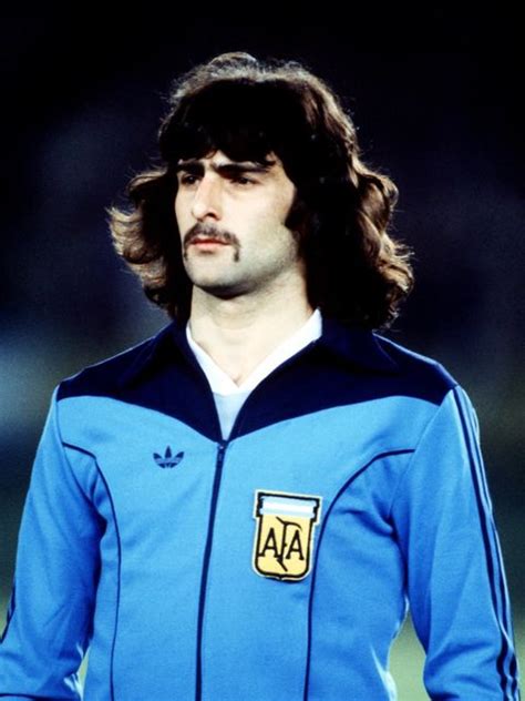 Information about mario kempes and his performace in the fifa soccer world cup. Mario Kempes → Peso, Idade, Altura e Signo dos famosos em 2021