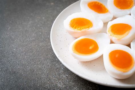 Jika telur yang anda rebus berukuran cukup besar seperti american egg board ukuran besar, sebaiknya diamkan dalam waktu 12 menit atau selama 15 menit jika telur berukuran sangat besar. Begini Cara Masak Telur yang Tepat dan Sehat - Jovee.id