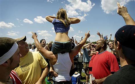 The Drunken Mayhem Of The Preakness Infield 25 Pics Izismile