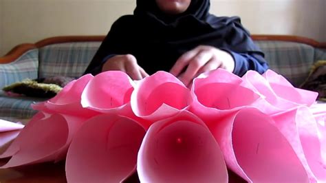 Selanjutnya bunga yang akan dibuat adalah bunga sakura yang terbuat dari kertas kado. cara membuat Bunga dari kertas - YouTube