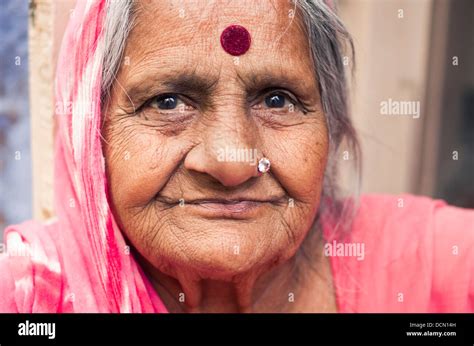 Frau mit bindi Fotos und Bildmaterial in hoher Auflösung Alamy