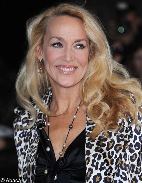 She has appeared on the cover of the album 'siren' and has also modelled for artists like lucian freud, ed ruscha and francesco clemente. Jerry Hall - People : elles vieillissent avec grâce - Elle