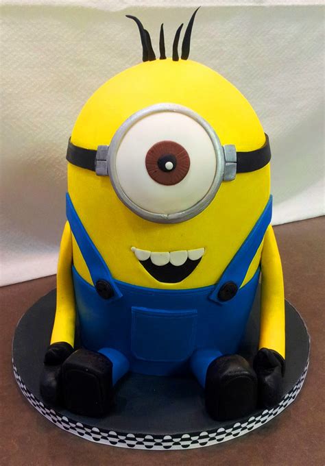 Easy to follow instructions to make a minion cake from vanilla sponge with buttercream. Minion Cakes - Decoration Ideas | Little Birthday Cakes