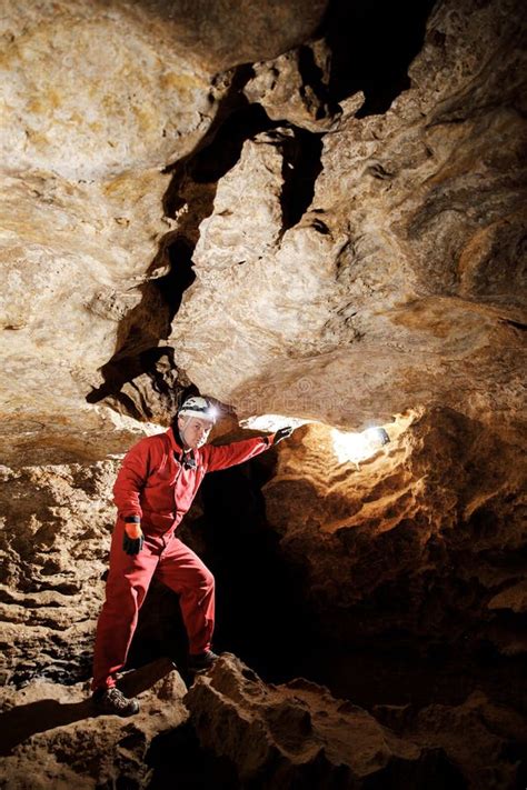 Hombre Caminando Y Explorando La Cueva Oscura Con Un Faro Claro Y Un