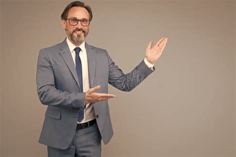 Profesor Con La Cara Feliz Que Tiene Idea Fuentes Del Profesor Y De