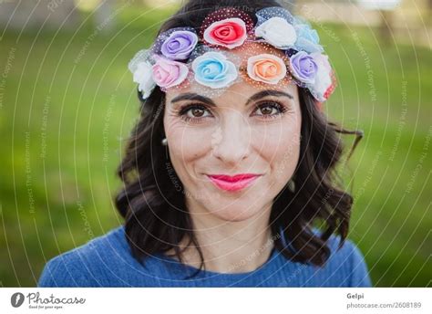 Hübsche Frau Die Mit Weißen Blumen Steht Ein Lizenzfreies Stock Foto Von Photocase