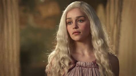 Emilia Clarke Says She Was Told She D Disappoint Got Fans If She Didn T Do Nude Scenes Her Ie