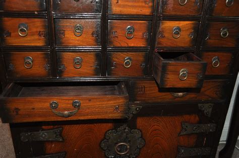 Chinese apothecary cabinet usually has many drawers. Chinese Apothecary Cabinet antique appraisal | InstAppraisal