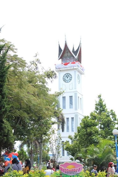 Gambar jam gadang padang sejarah tempo dulu runtuh tasikmalaya hantu bukittinggi vector kurir letak sumatera barat lukisan foto lokasi kebakaran wallpaper wisata misteri alamat angka adalah berada kota kartun video indonesia. Jam Gadang, West Sumatera, Indonesia (Dengan gambar ...