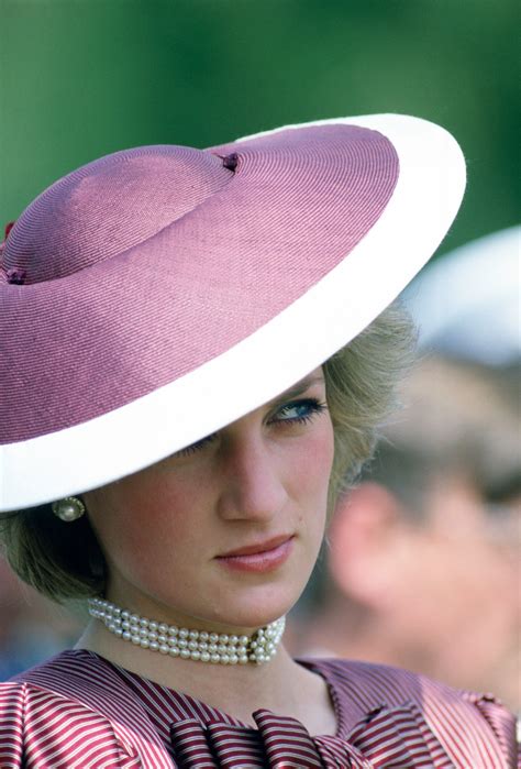 25 Matérias Para Relembrar A Vida Estilo E Legado Da Princesa Diana