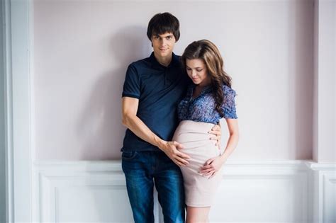 Hombre Besando A Su Esposa Embarazada Y Tocando Su Vientre Foto Premium