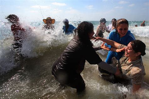 Israeli And Palestinian Women Take A Rare Trip To The Beach The New York Times