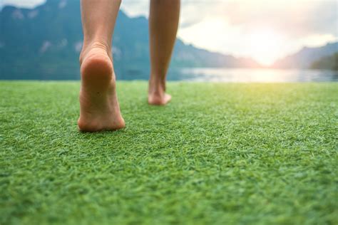 Marcher pieds nus une pratique bénéfique pour la santé