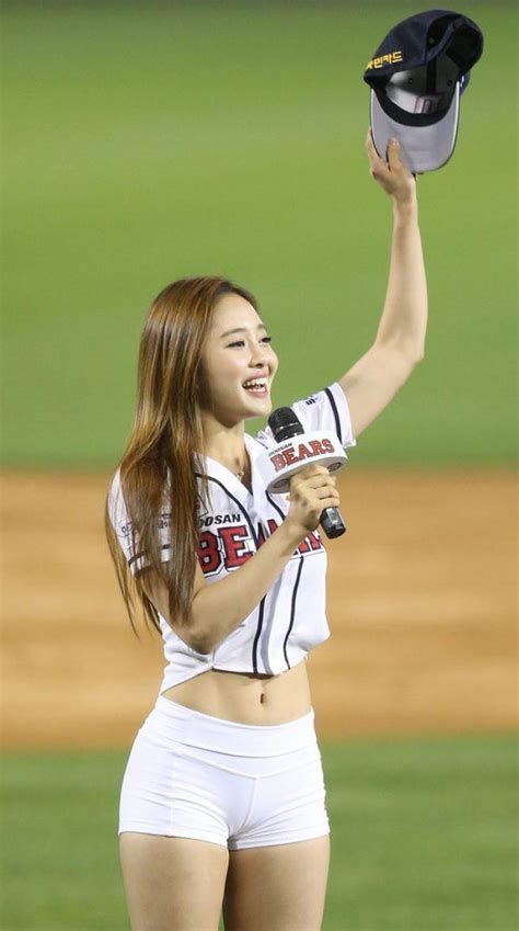 韩国艳星为棒球开球动作太大险扯开紧身热裤臀线凹凸有致 每日头条