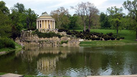 Der Leopoldinentempel Im Schlosspark In Eisenstadt • Park