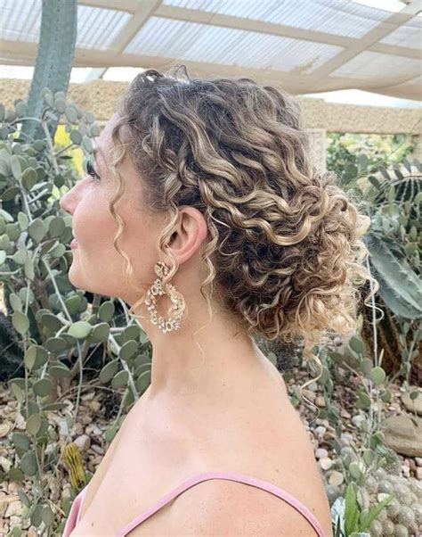 35 Curly Updo Hairstyles For Women To Look Stylish