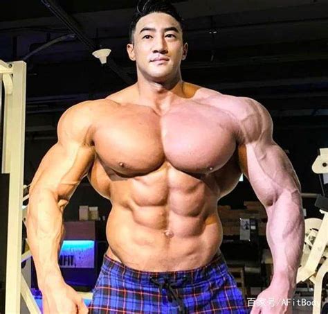 亚洲肌肉巨兽黄哲勋晒照，网友评论：他是用药高手！
