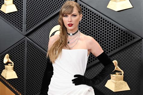 Taylor Swift S Stylist Sets Her Clock Choker To Midnight At Grammys See The Video