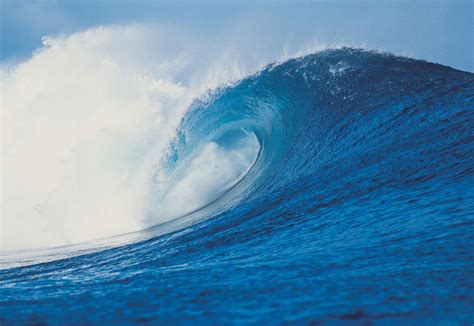 Bulatan berwarna kelabu dikelilingi ikon hati biru tua sekilas tampak seperti air laut dengan ombak, sangat tepat untuk menggambarkan cinta yang sedang bergelora. KapuyuaK DownloaD: Waves Walllpaper