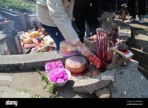 Chinese Ancestor Worship Hi Res Stock Photography And Images Alamy