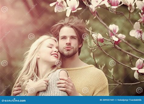 Romantiskt Par I Kärlek I Vårträdgården Vid Vackra Blomstrande Magnolia Träd Fotografering För