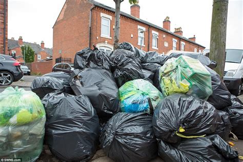 Muslim Volunteers Clean Rubbish Filled Birmingham Streets Daily Mail Online