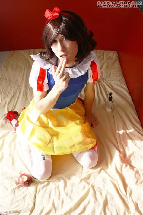 Crossdress Cosplay Snow White And The Horny Poisoned Apple 12 Pics Xhamster
