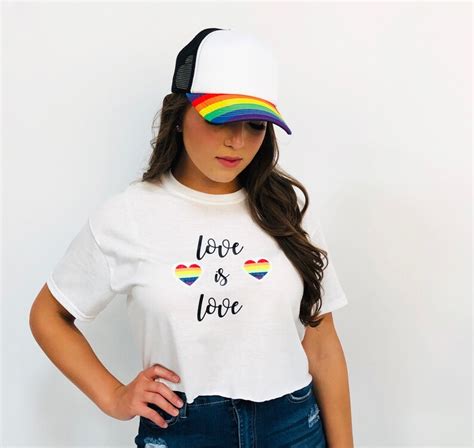 Pride Crop Top Liebe Ist Liebe Gay Pride Shirt Abgeschnitten Etsy