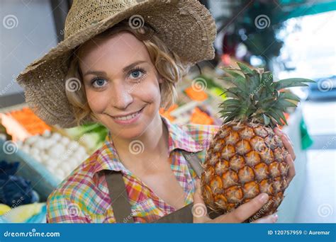 Mulher Feliz Nova No Supermercado Que Guarda O Abacaxi Imagem De Stock