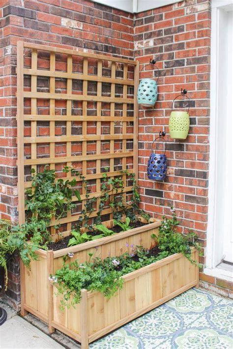 As you saw in the first photo, it's made of six diamonds radiating from the center. 31 DIY Lattice Trellis Projects for Your Yard - Page 23 of 31 - DIY Sensei