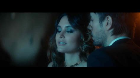 Enrique Iglesias Drops Sultry New Video For El Ba O Feat Bad Bunny