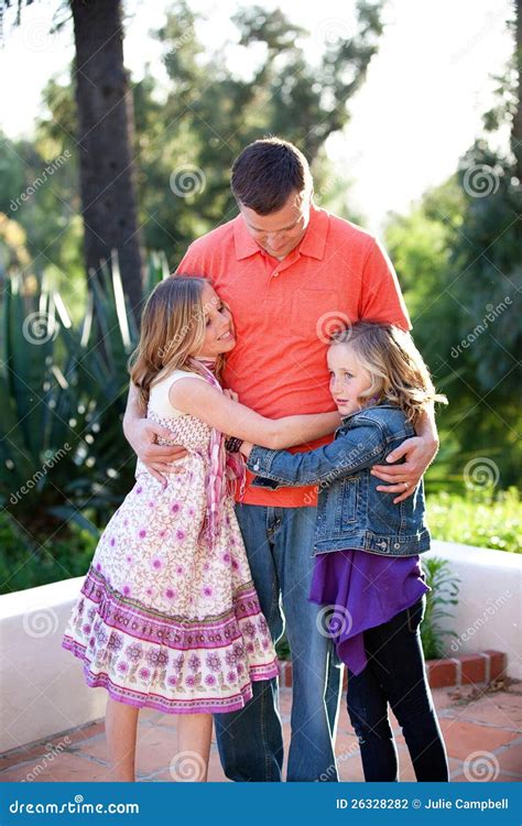 Padre E Hijas Fotografía De Archivo Imagen 26328282