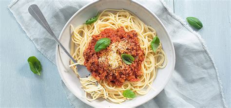 Spaghetti is a quick and easy dish that everyone loves. Spaghetti bolognese - Makkelijk zonder pakjes of zakjes ...