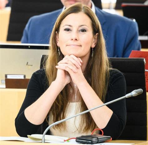 Janine wissler, fraktionsvorsitzende der partei die linke im landtag von hessen und © foto: Ermittlungen mit Hochdruck nach Drohungen gegen ...
