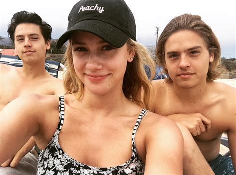 dylan sprouse habla sobre la ruptura de su hermano cole con lili reinhart 😔 chismes today