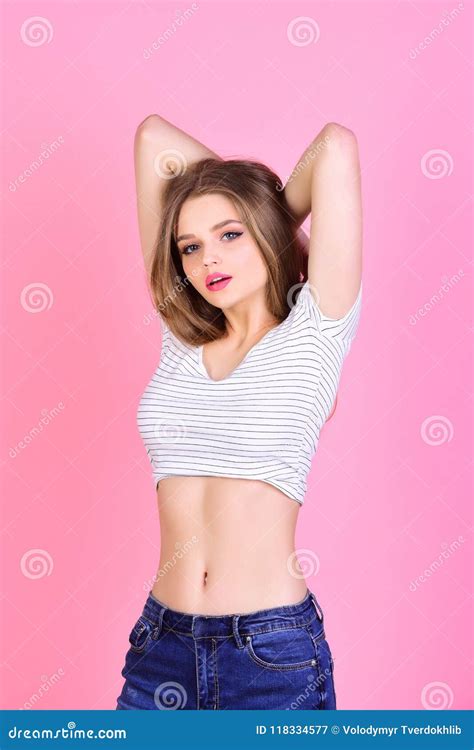 Sensueel Model Met Slanke Buik En Zachte Huid Sexy Vrouw Met Lang Haar Op Roze Achtergrond De