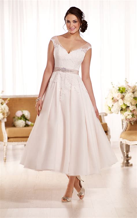 Short wedding dresses have been a hot trend recently and they still are, and to make sure it's enough to look at every designer's collection: Short Wedding Dress | Wedding Dresses | Essense of Australia