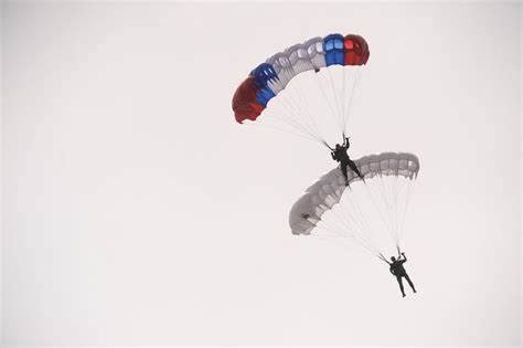 Russian Paratroopers Drown in Crimea After Failed Parachute Landing ...