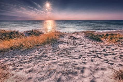 Der strand rosfjordsanden ist ein schöner feinsandiger sandstrand mit einem campingplatz und nahegelegenen hotels. Dänischer Sonnenuntergang (Jütland), Dänemark, Dünen ...