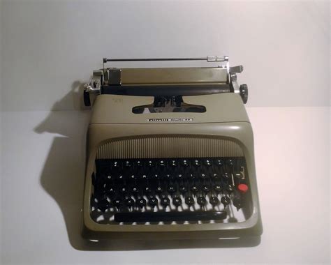 Olivetti Studio 44 Anni 50 Di Vintagedmr Su Etsy Macchine Da Scrivere