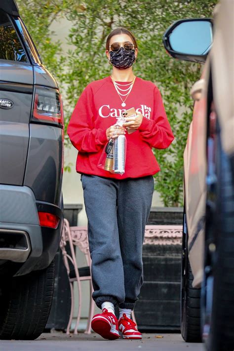 Hailey Baldwin Red Oversized Sweatshirt Street Style Hollywood 2020