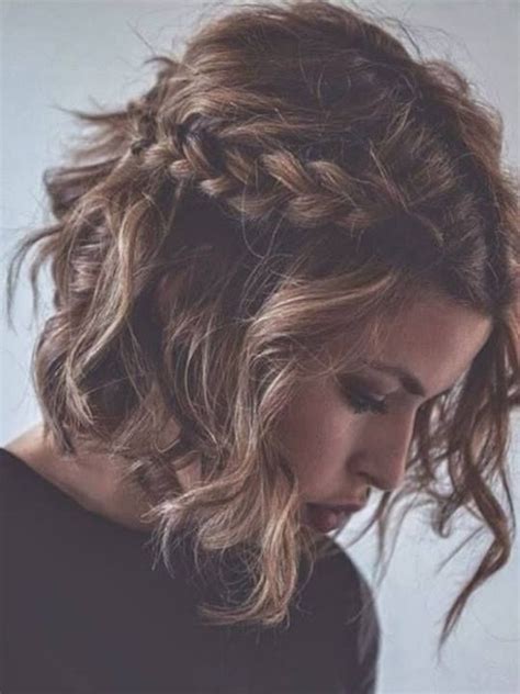 Even it is a formal or casual occasion. 20 Feminine Short Haircuts for Wavy Hair | Styles Weekly