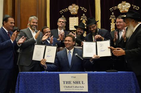 In Synagogue Florida Governor Signs Law Mandating Moment For School