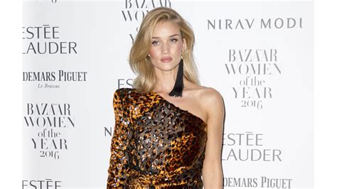 Rosie Huntington Whiteley Needs A Lot Of Effort For Perfect Selfie 8days