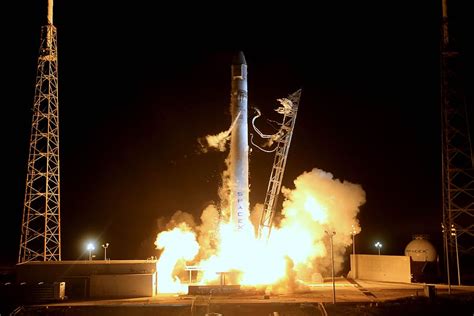 Peluncuran Roket Malam Hitungan Mundur Ruang Angkasa Lepas Landas