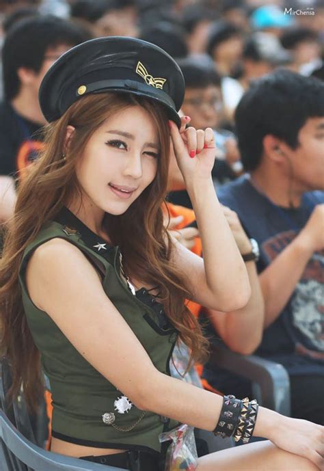 korean models park si hyun berpose di world of tanks korean event indo model