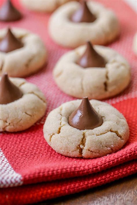 These peanut butter kiss cookies bring me back to great memories of my childhood. FAVORITE Peanut Butter Kiss Cookies | Lil' Luna