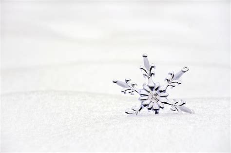 Premium Photo Snowflake In Snow