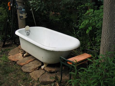10 Outdoor Soaking Tub Ideas
