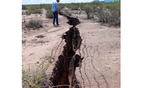Giant crack opens up in the Mexican desert in video and pictures ...